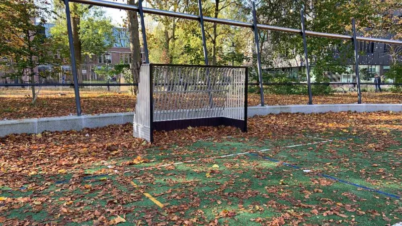 Hockey goal for public spaces