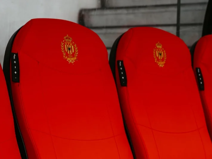 Dug-out stoelen met stoelverwarming type BACO K.V. Mechelen