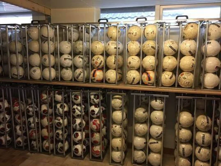 Ball trolley for 16 balls