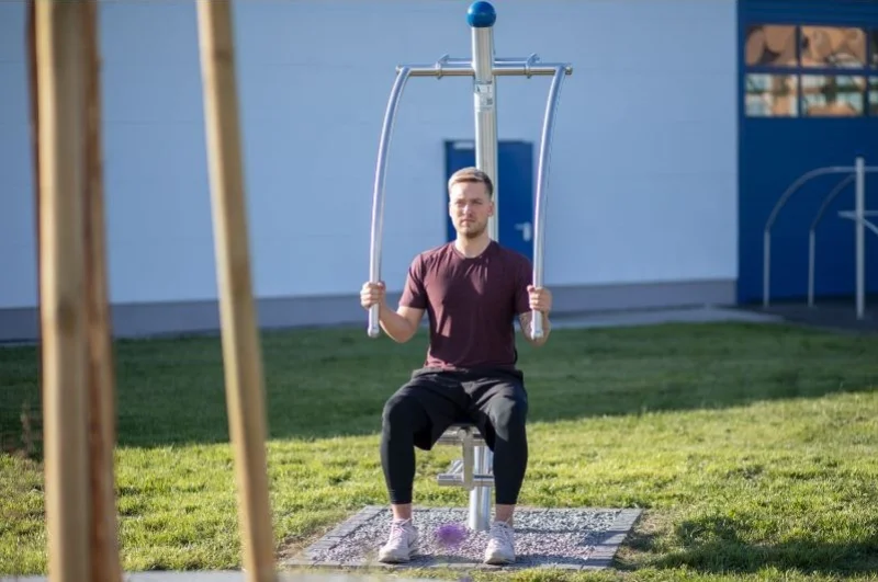 modern line buiten fitness Fitnesstoestel voor schouders en borst