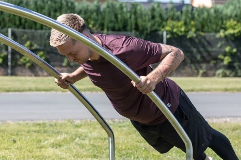 modern line buiten fitness Fitnesstoestel voor pull en push ups