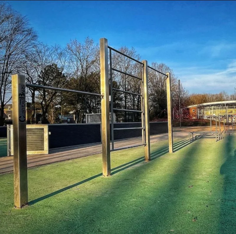 Triple pull up bars