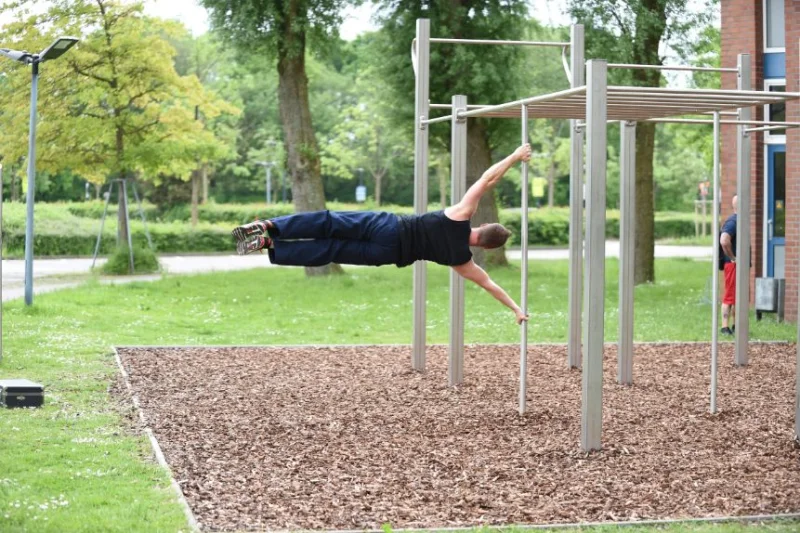 Human flag calisthenics