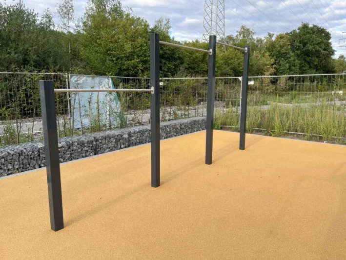 Triple pull up bars