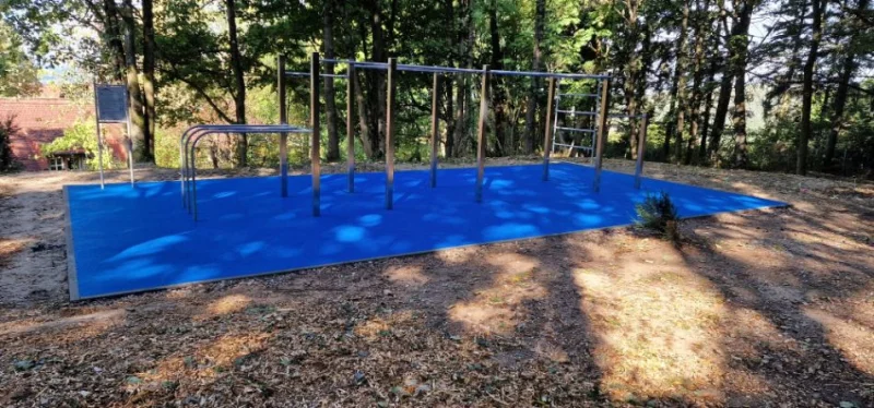 Small CustomBars outdoor fitness