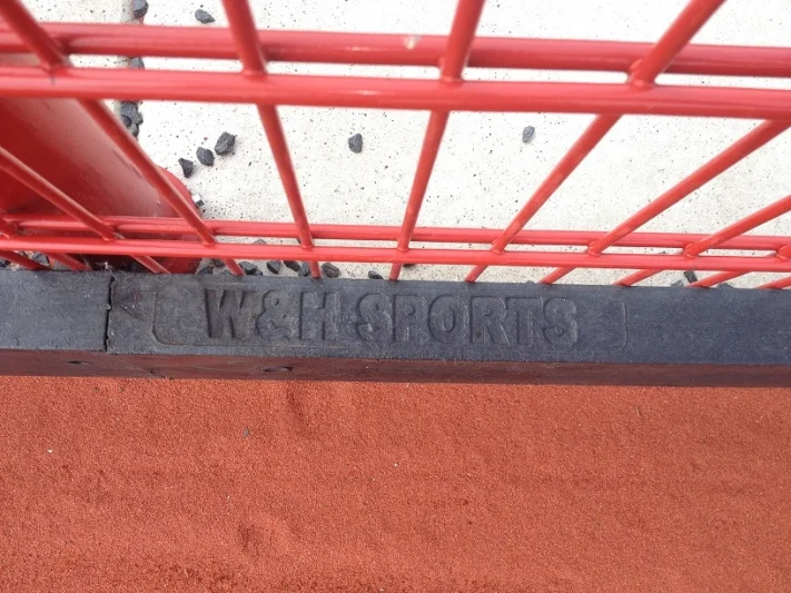 Slagplank for hockey field