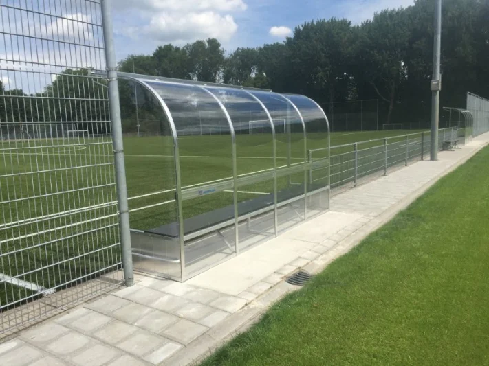 Dug-out met zijkanten deels in aluminium