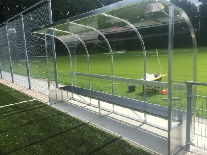 Dug-out met zijkanten deels in aluminium