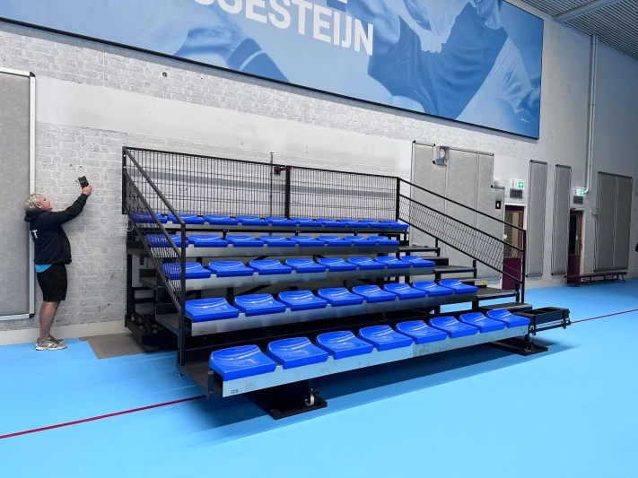 Mobile telescopic grandstand