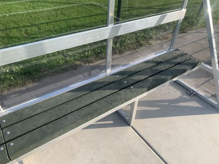 Gerecycled kunstgras dugout