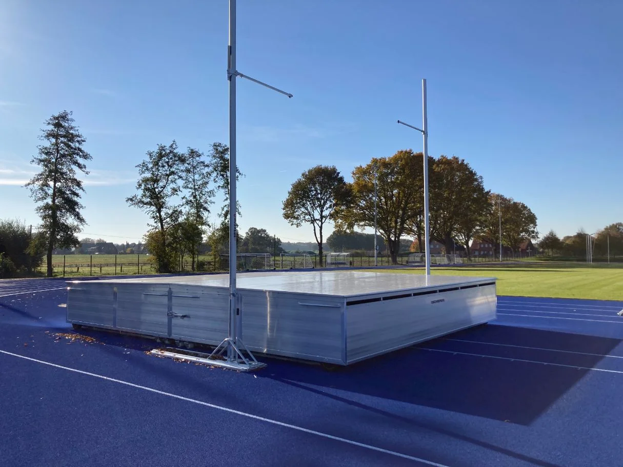 Standard pole vault uprights on rails