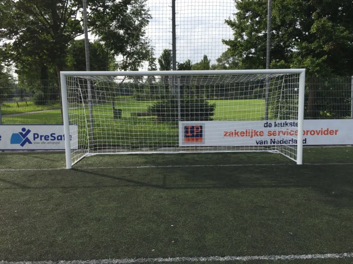 Wedstrijd jeugddoel met horizontale netstangen
