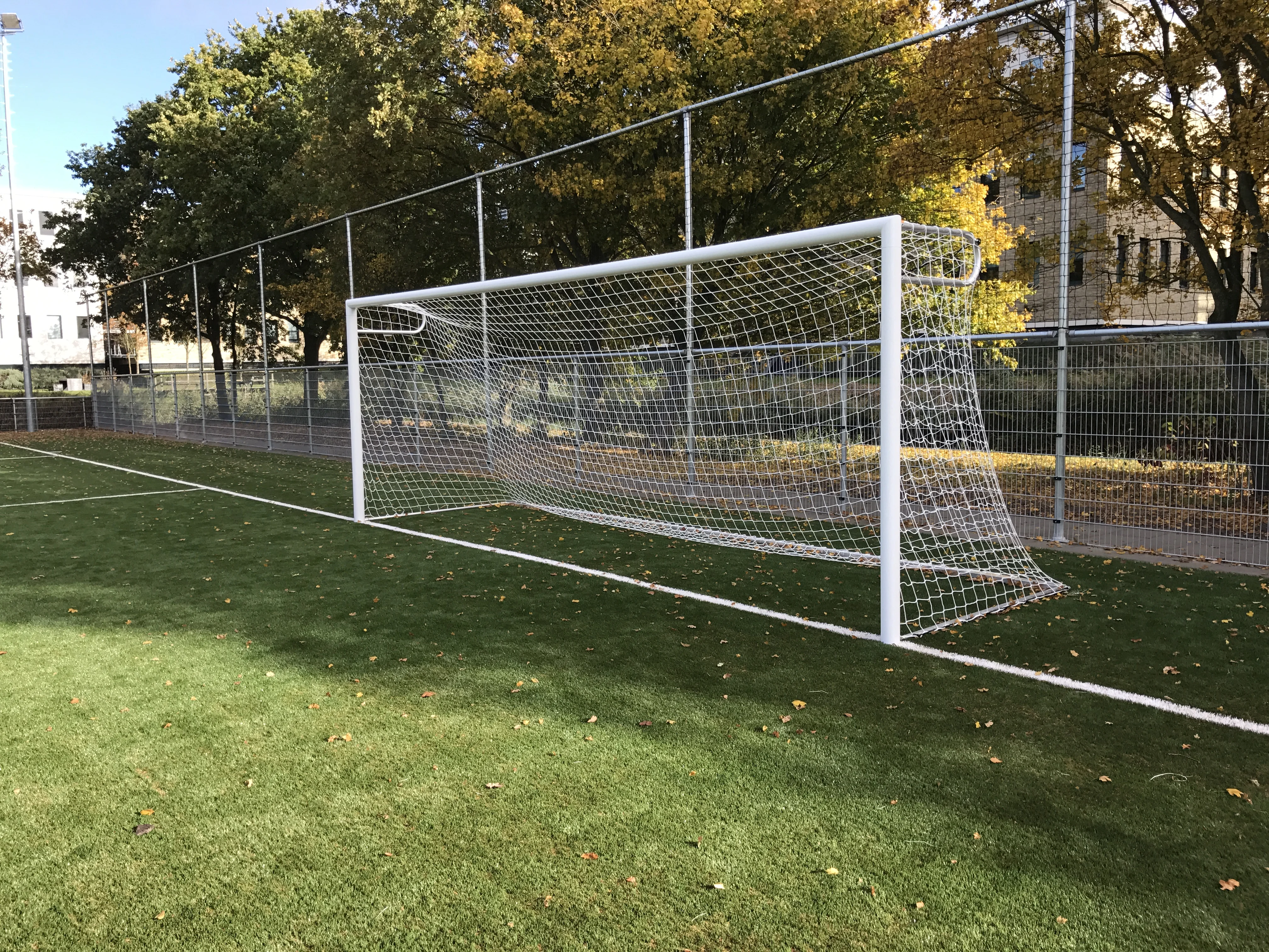 Voetbaldoel met ronde netbeugels (P-beugel)