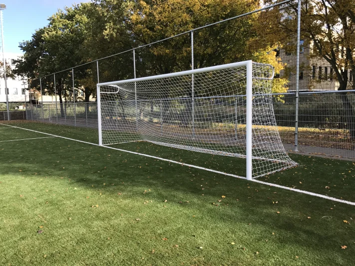 Voetbaldoel met ronde netbeugels (P-beugel)
