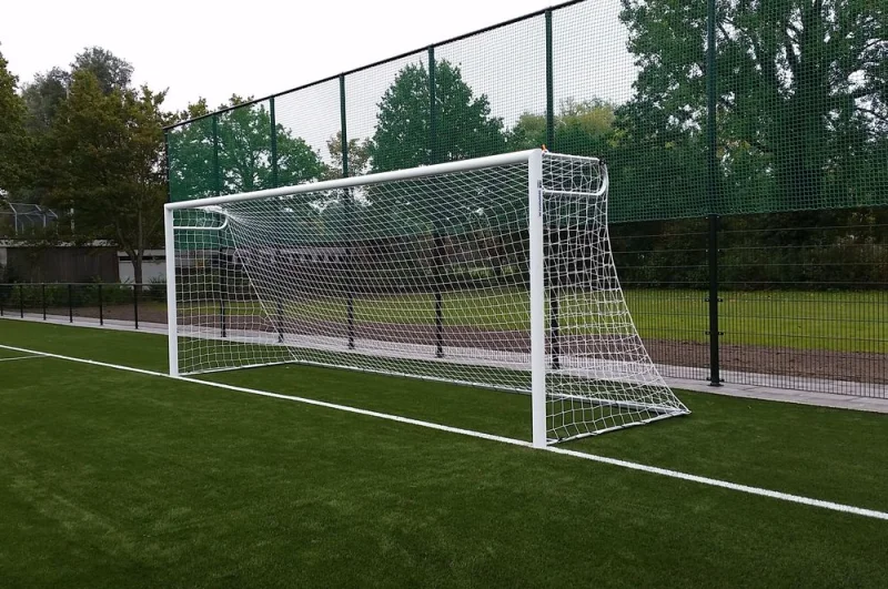 Voetbaldoel met ronde netbeugels (P-beugel)