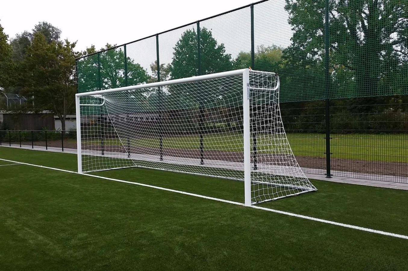 Voetbaldoel met ronde netbeugels (P-beugel)
