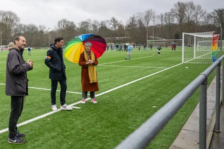 Opening-regenboog-voetbalveld