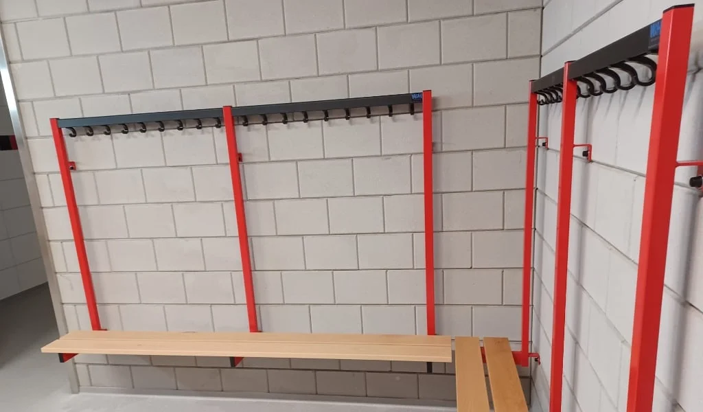 leedkamerinrichting-vv-Groeneweg-Wandbank-met-twee-zitstroken-en-kledinghaken