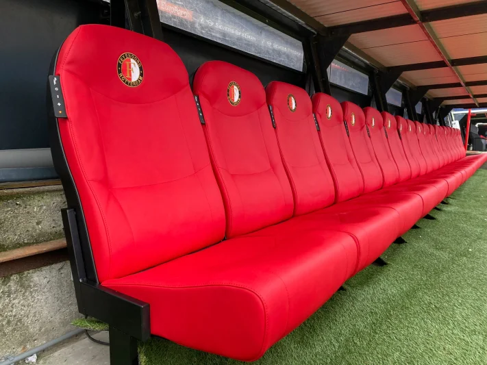 Feyenoord dug out stoelen