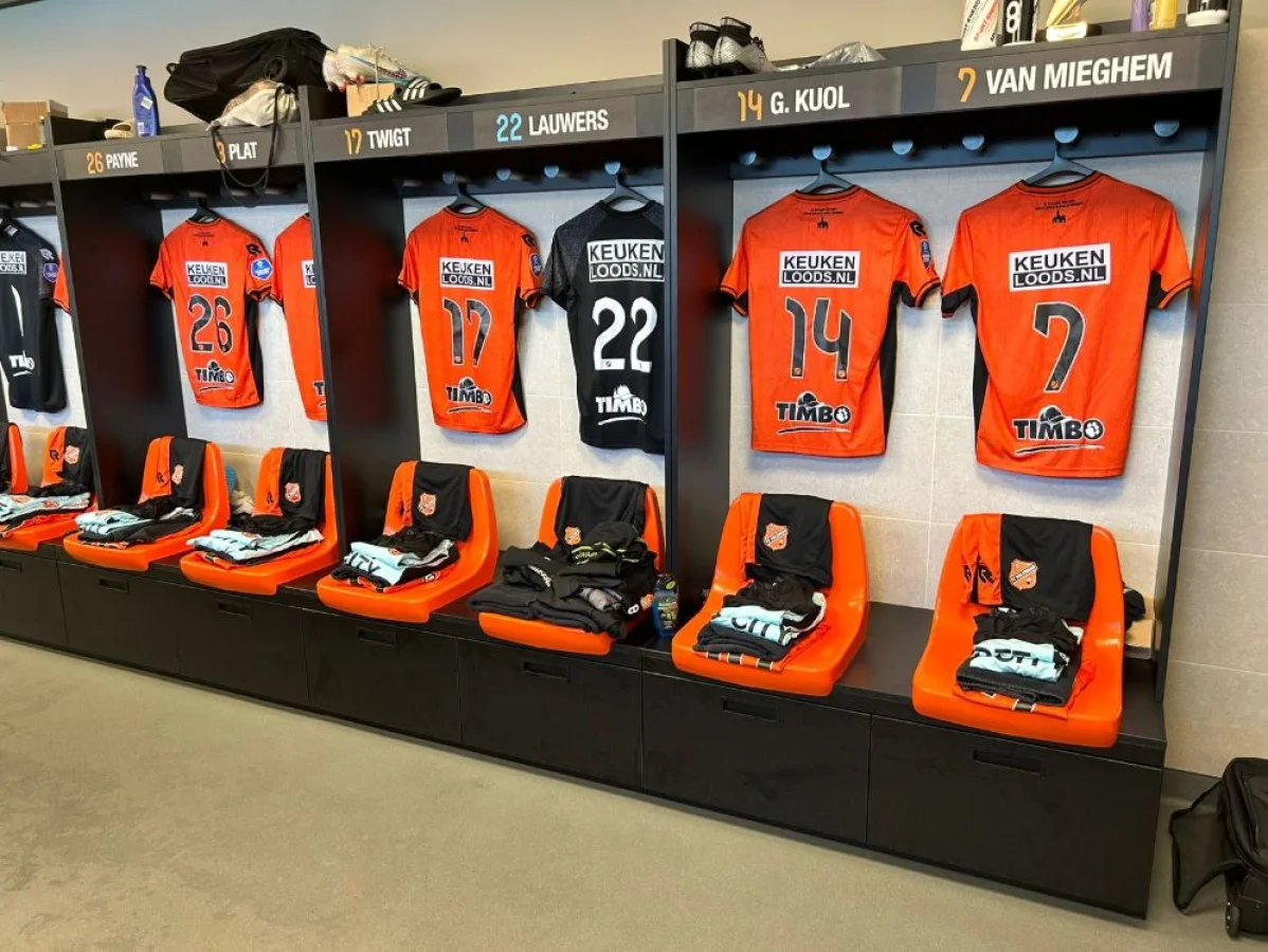FC-Volendam-kleedkamer-met-kleding