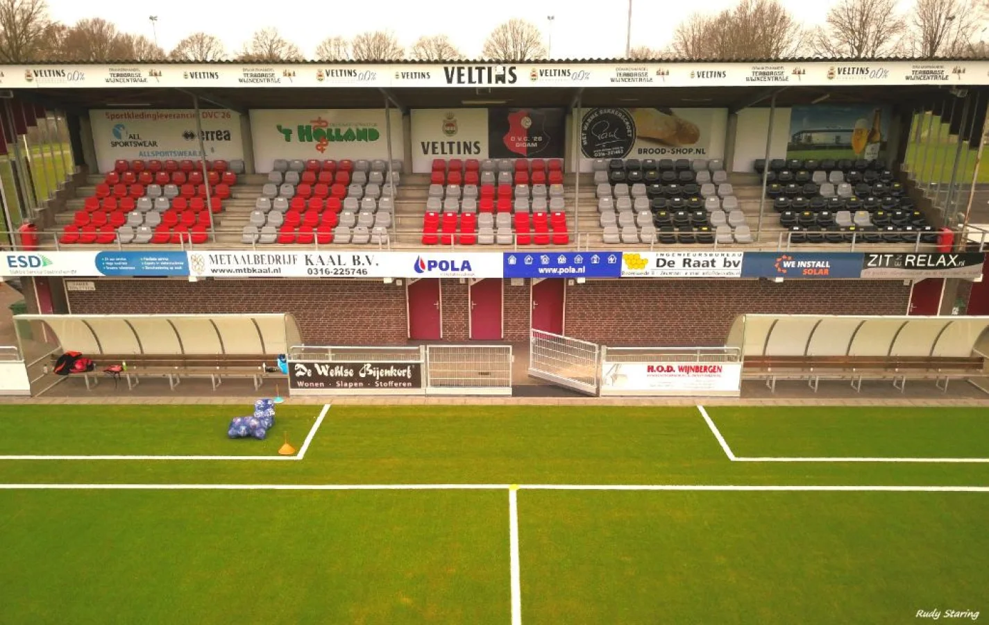 DVC'26 vernieuwt tribunestoelen met NIX18 campagne
