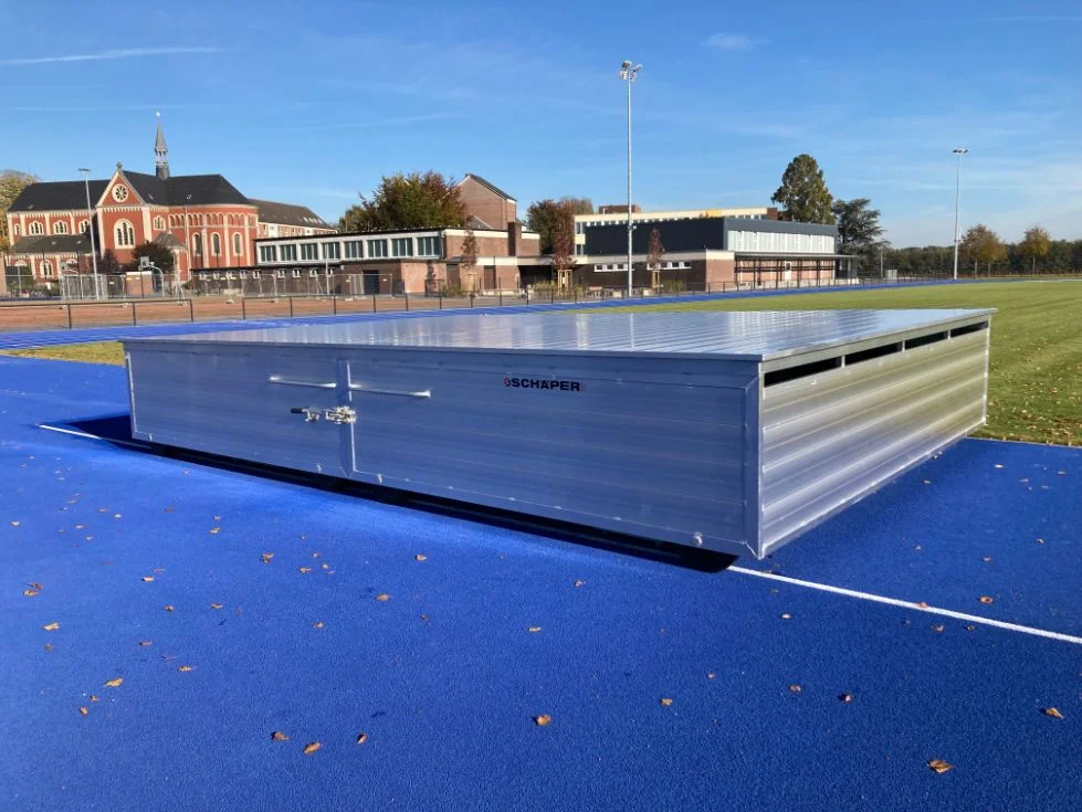 Cover for high jump landing mat