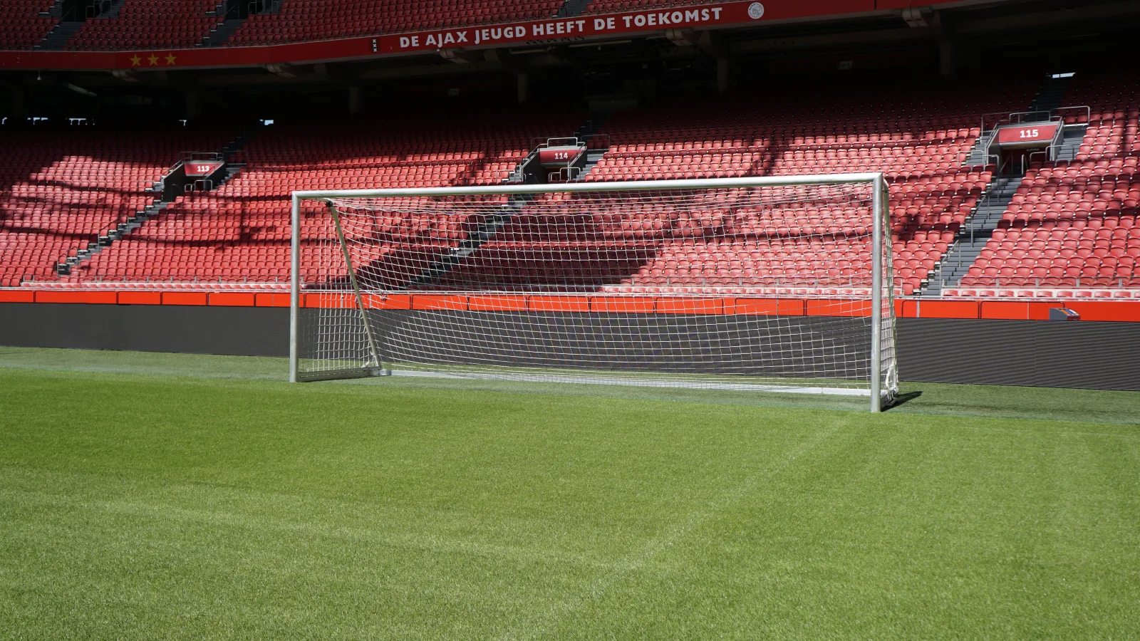 Inklapbaar trainingsdoel Ajax Amsterdam in stadion