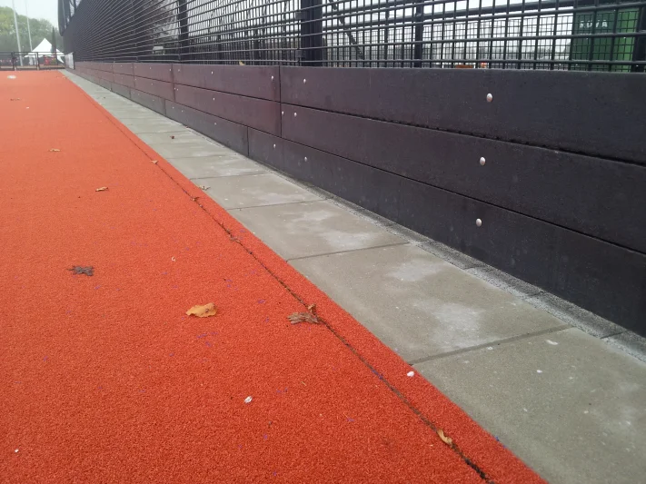 Slagplank for hockey field