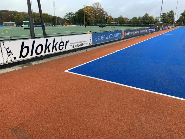 Slagplank for hockey field
