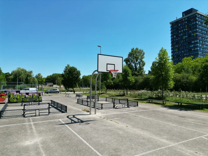 Basketbalpaal met in hoogte verstelbaar bord