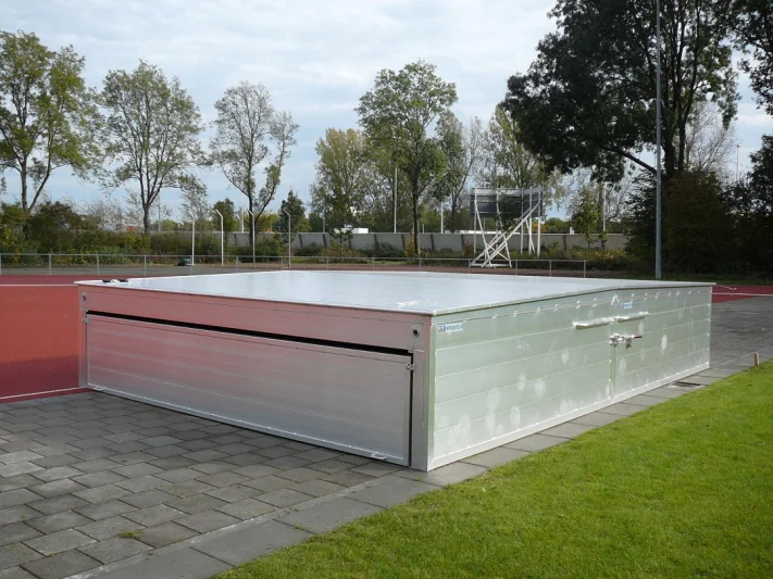 Cover for high jump landing mat