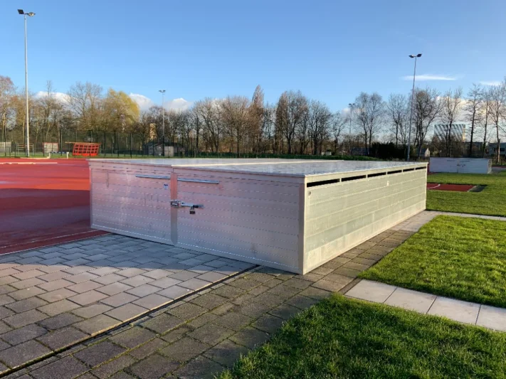 Cover for high jump landing mat
