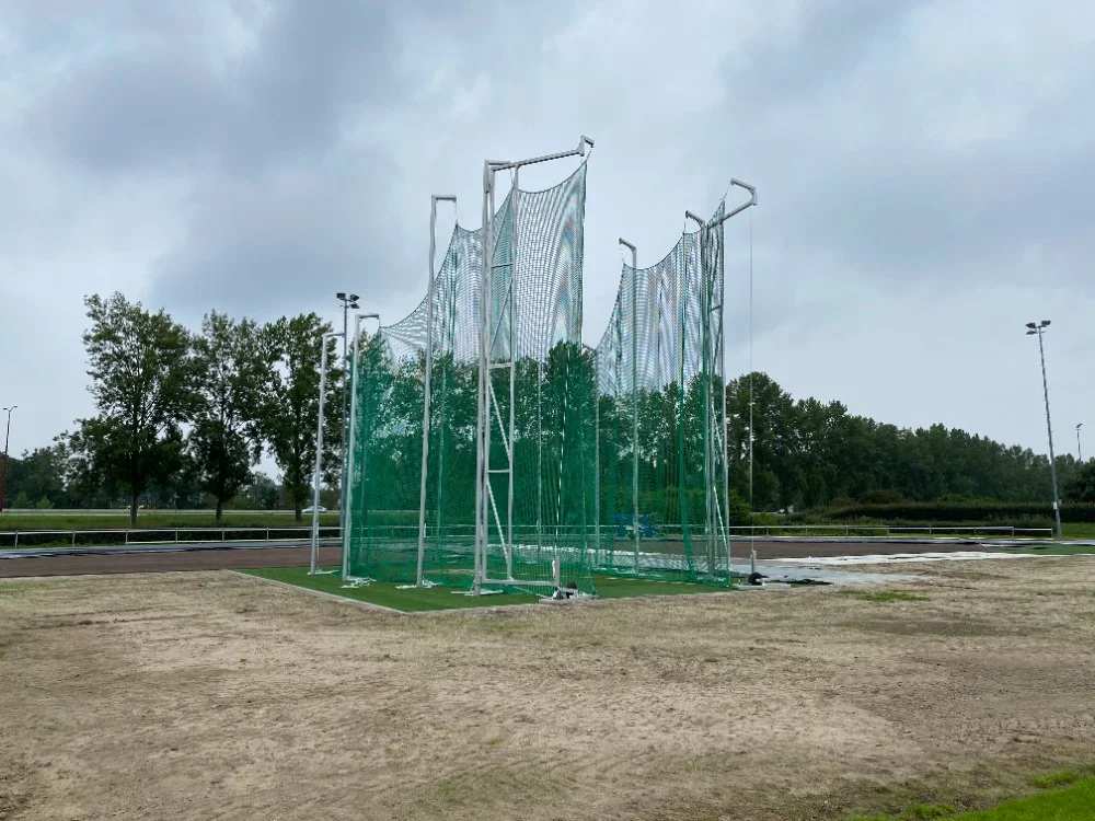 Schroeffundatie voor beschermkooi discuswerpen