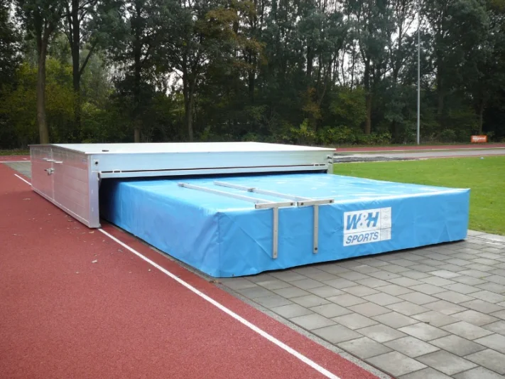 Cover for high jump landing mat