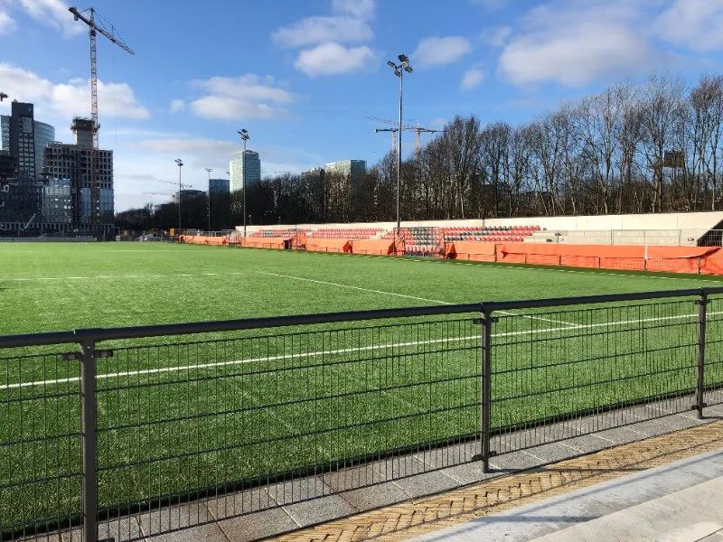Rode en zwarte CR-6 tribunestoelen bij AFC