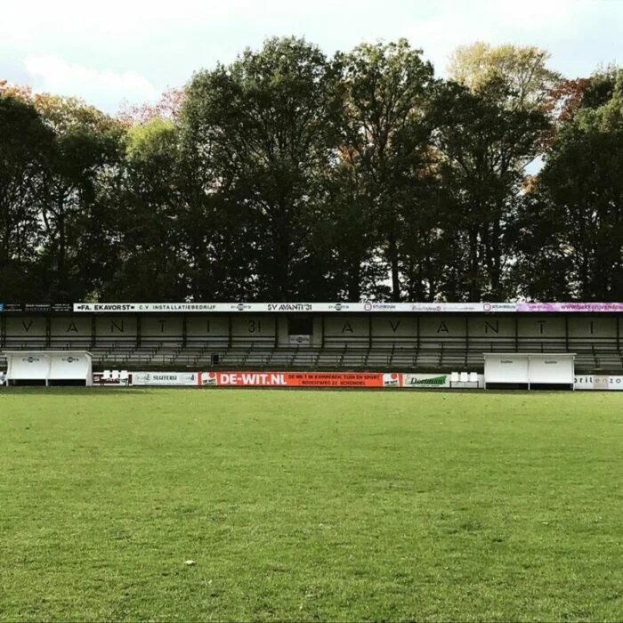 Blauwe en witte tribunestoelen met clubnaam SV Avanti '31