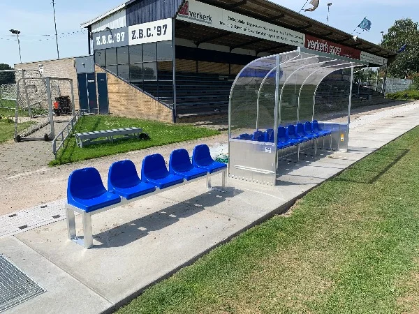 Nieuwe dug-outs en zitbanken op sportpark in Zwijndrecht