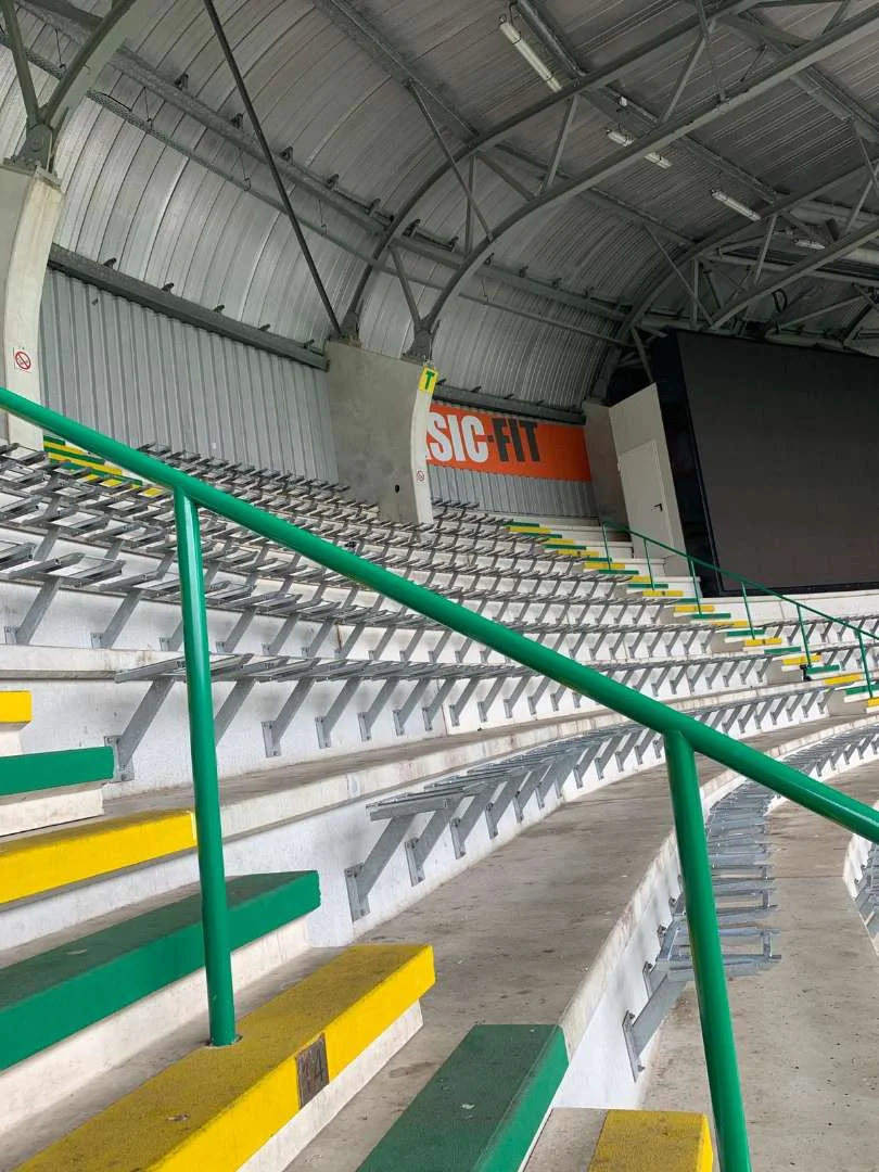 Groene A3 tribunestoelen in het stadion van ADO Den Haag