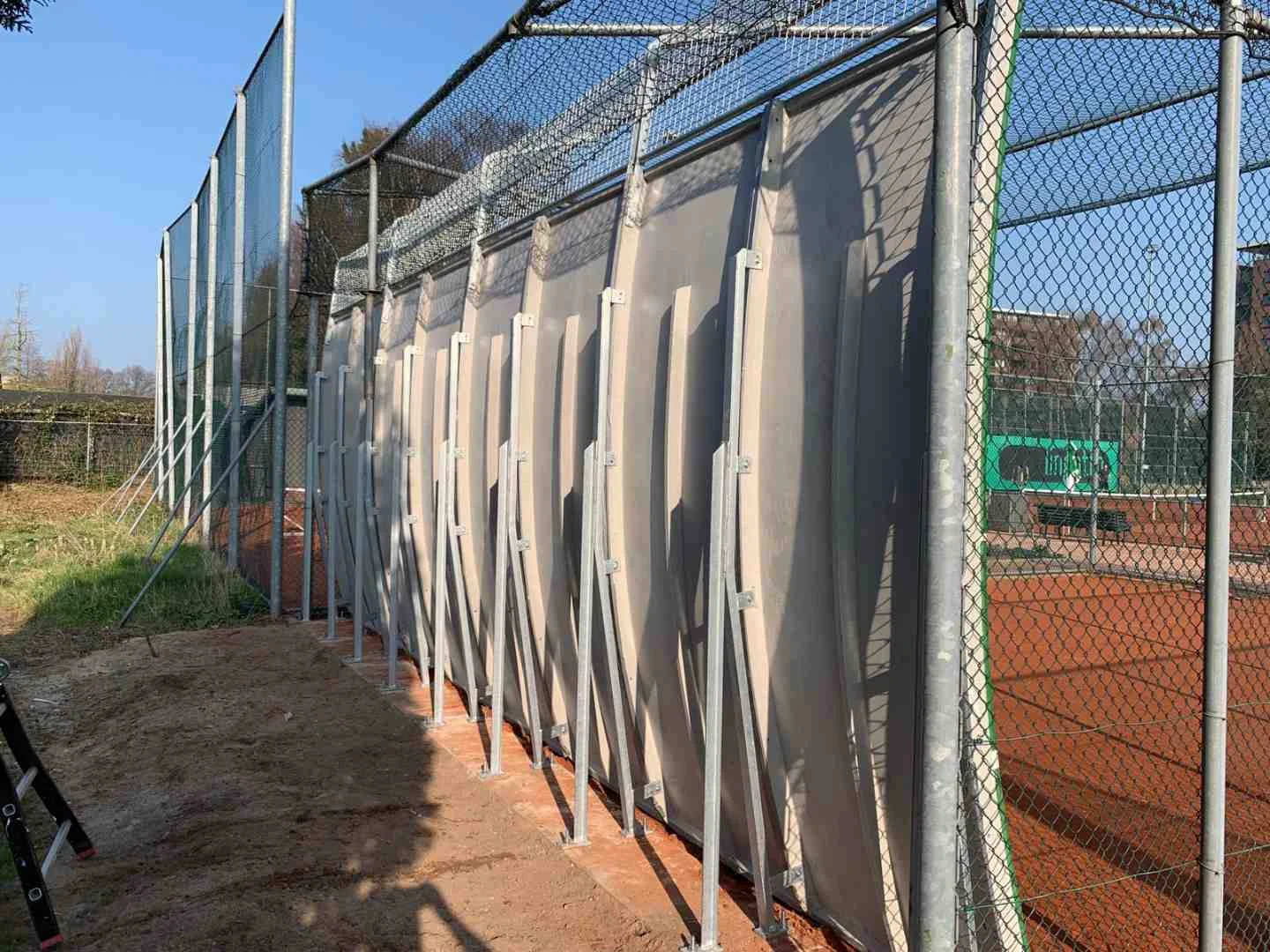 Tennismuur van polymeerbeton met balvanger