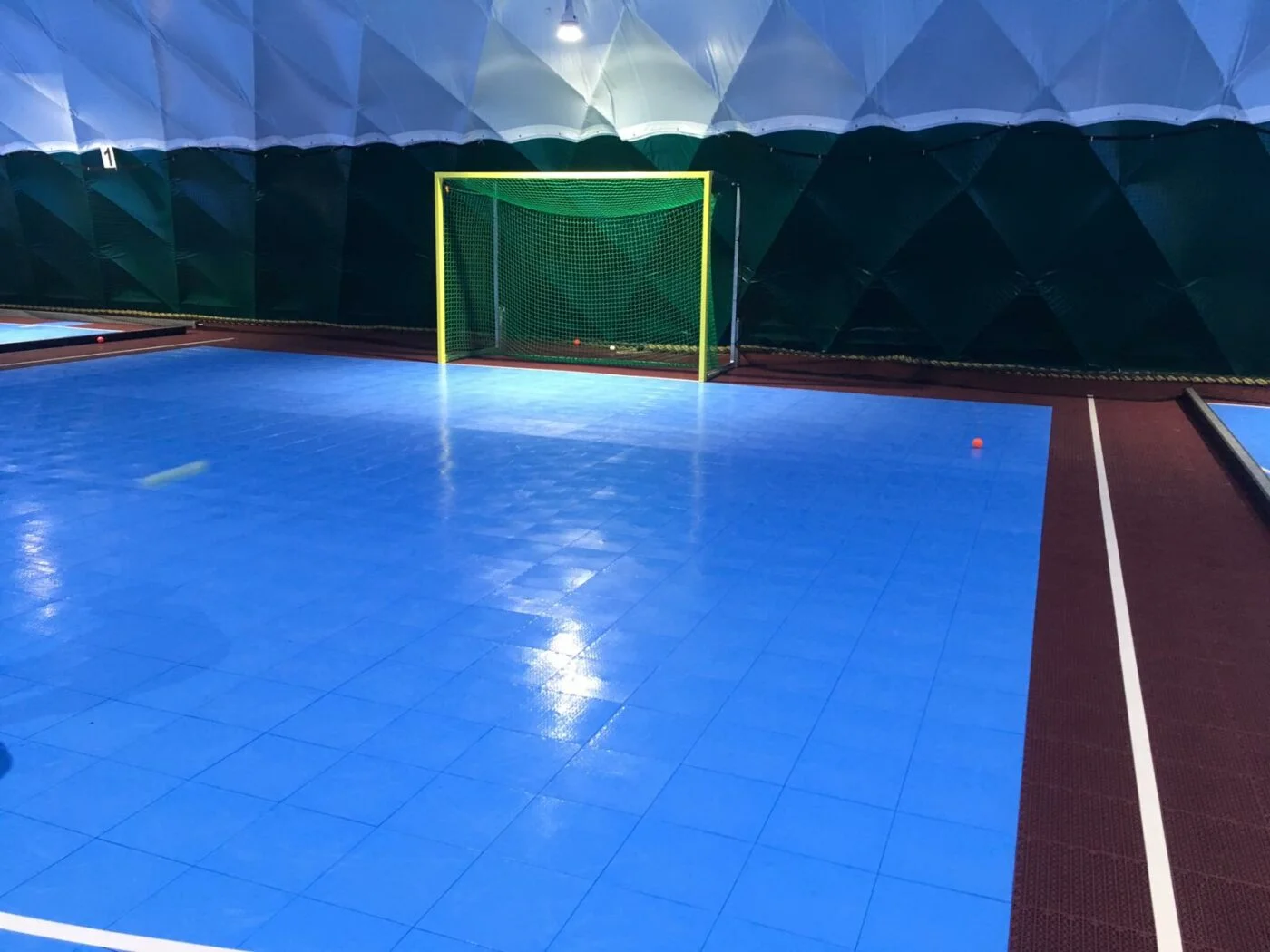 Indoor hockeydoelen en mobiele tribunes in de blaashal van LOHC