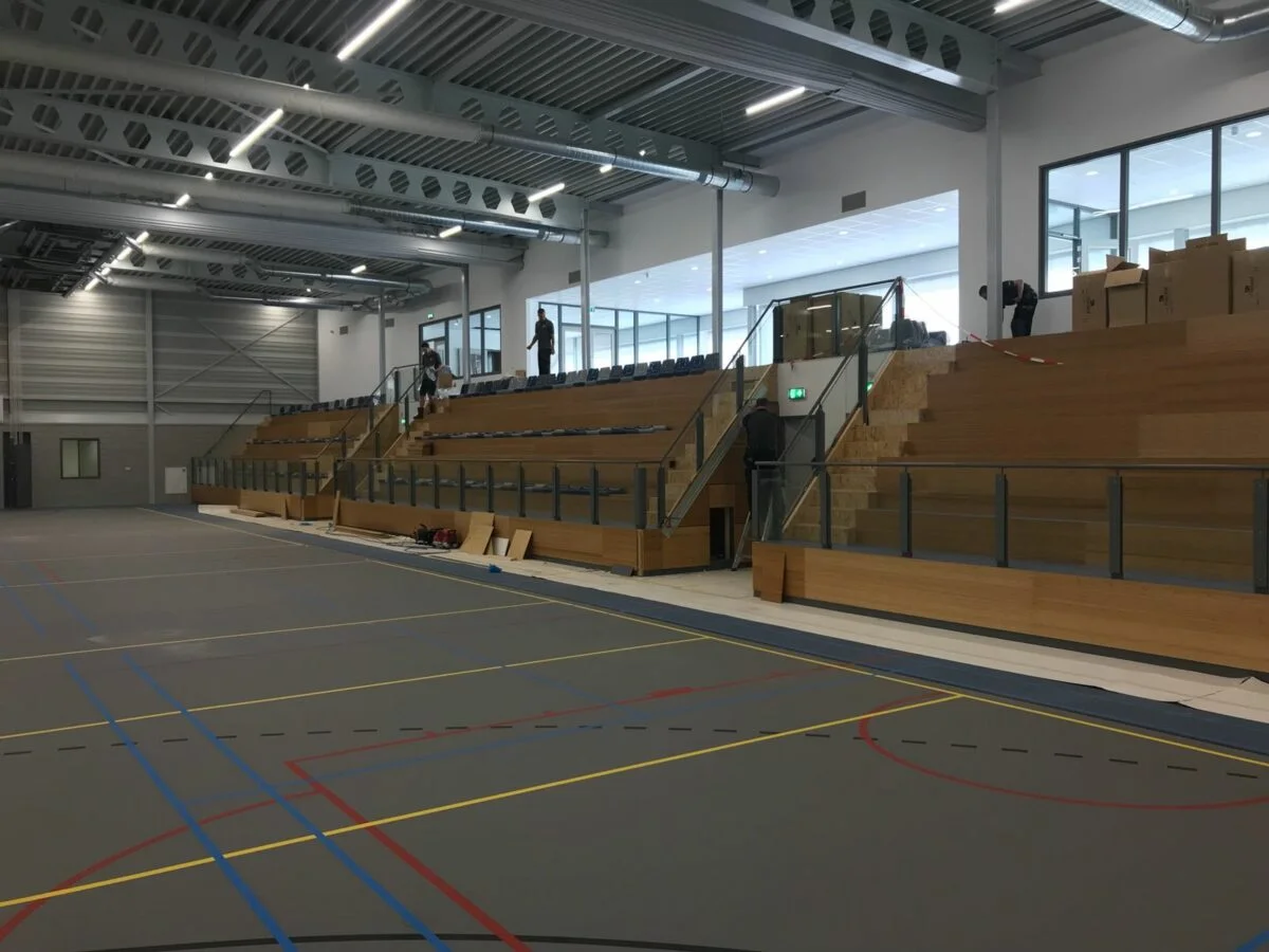A2 tribunestoelen op houten tribune in Ridderkerk