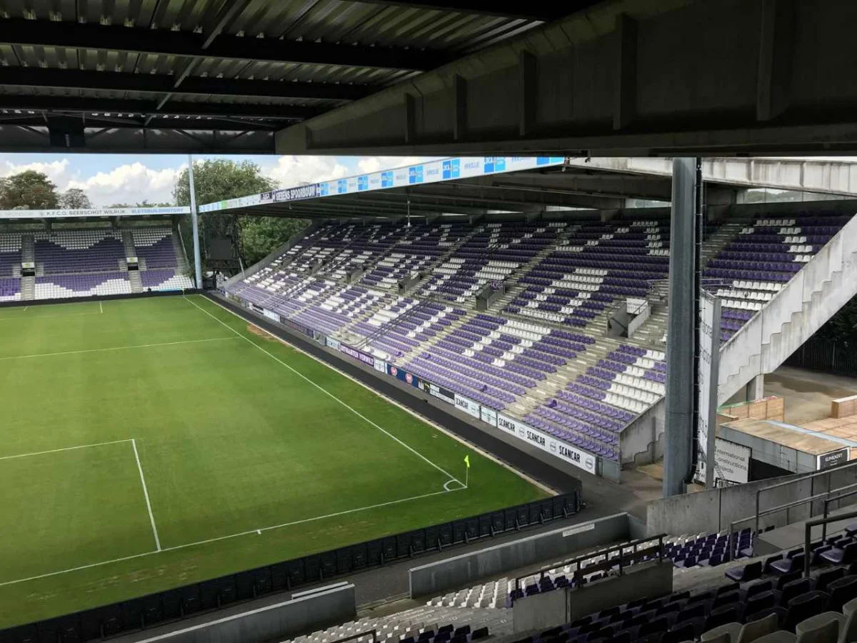 Paars-witte tribunestoelen KFCO Beerschot Wilrijk