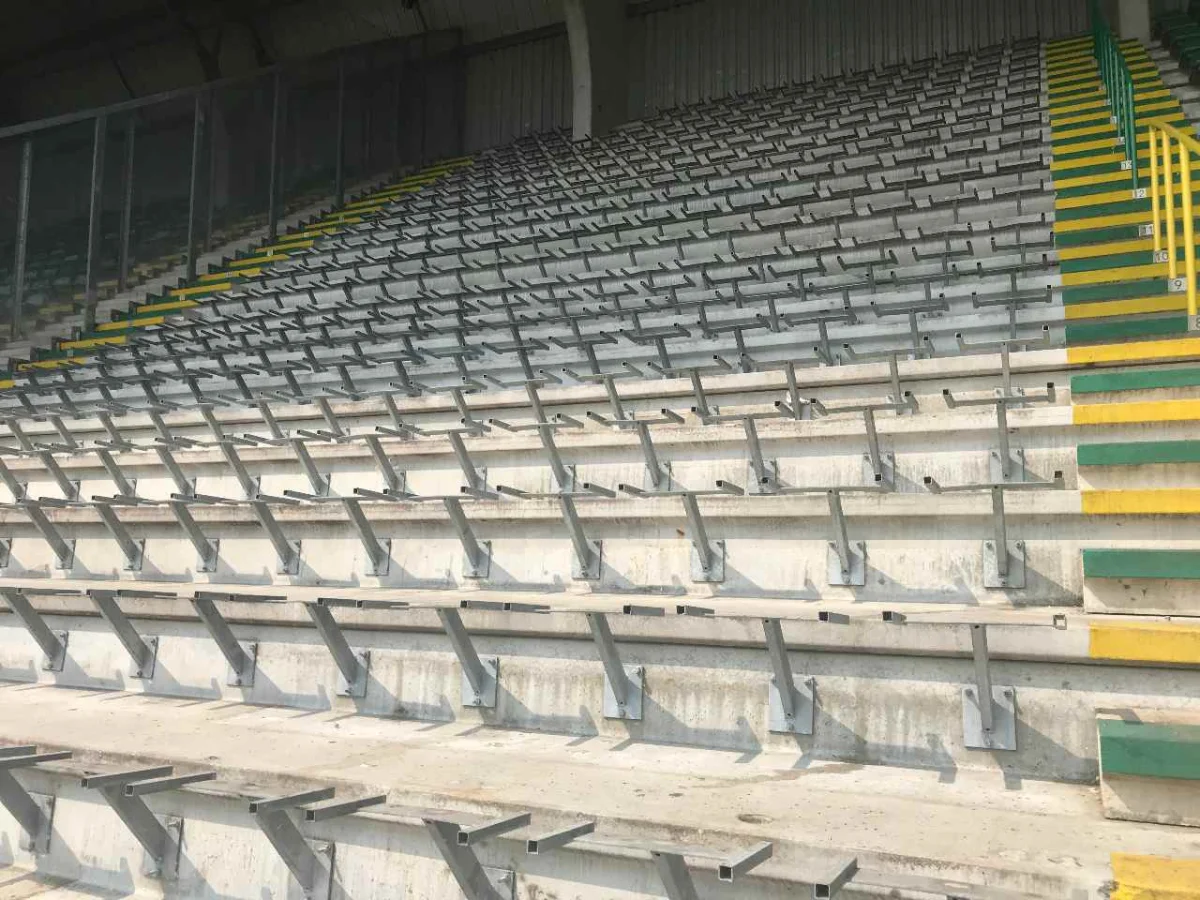 Groene tribunestoelen Cars Jeans Stadion