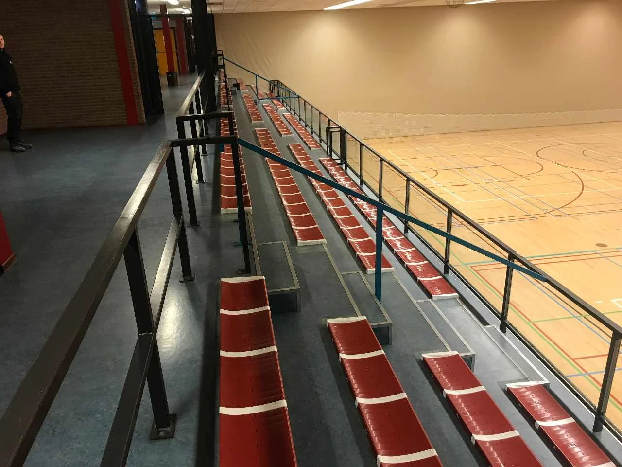 Zitbank van G3 tribunestoelen in sporthal