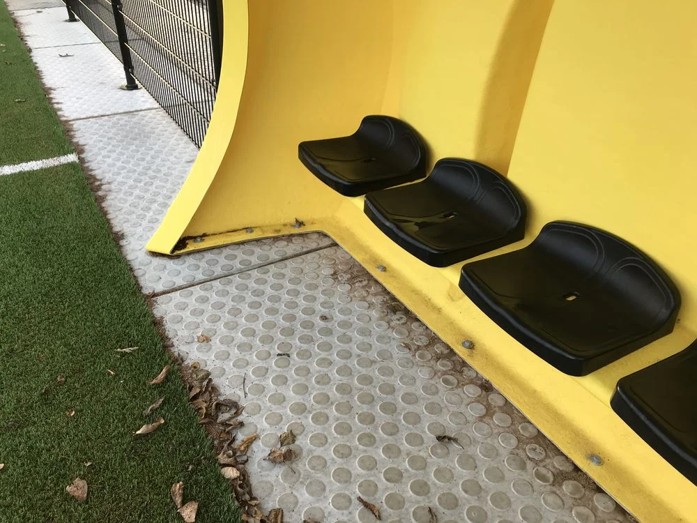 Geel-zwarte kunststof dug-out bij vv Blokker