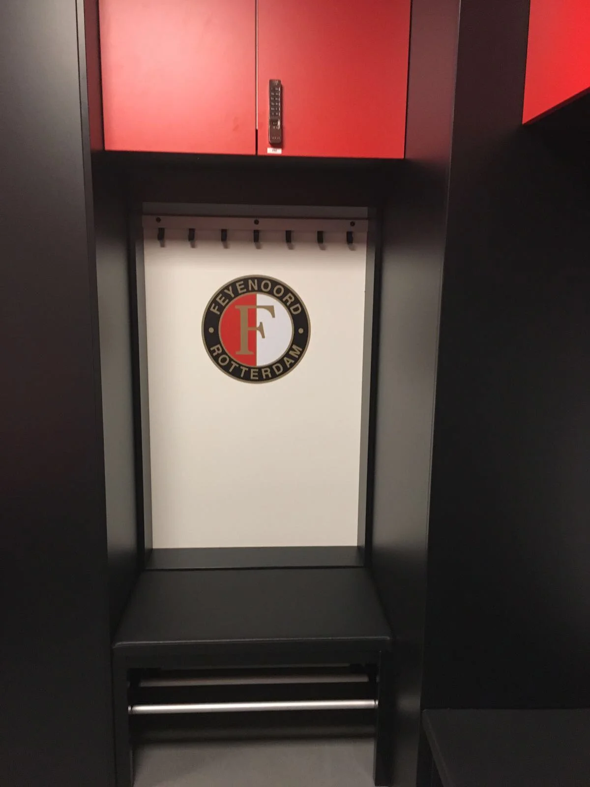 Kleedkamer in rood, wit en zwart in De Kuip