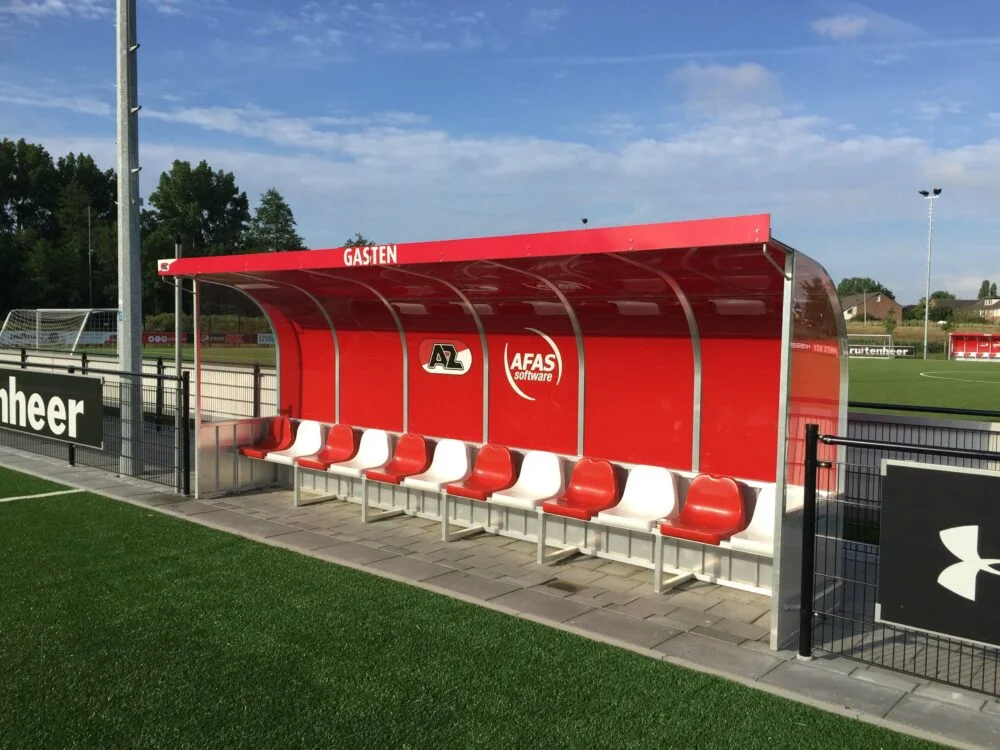 Doelen en dug-outs op het AFAS Trainingscomplex in Wijdewormer