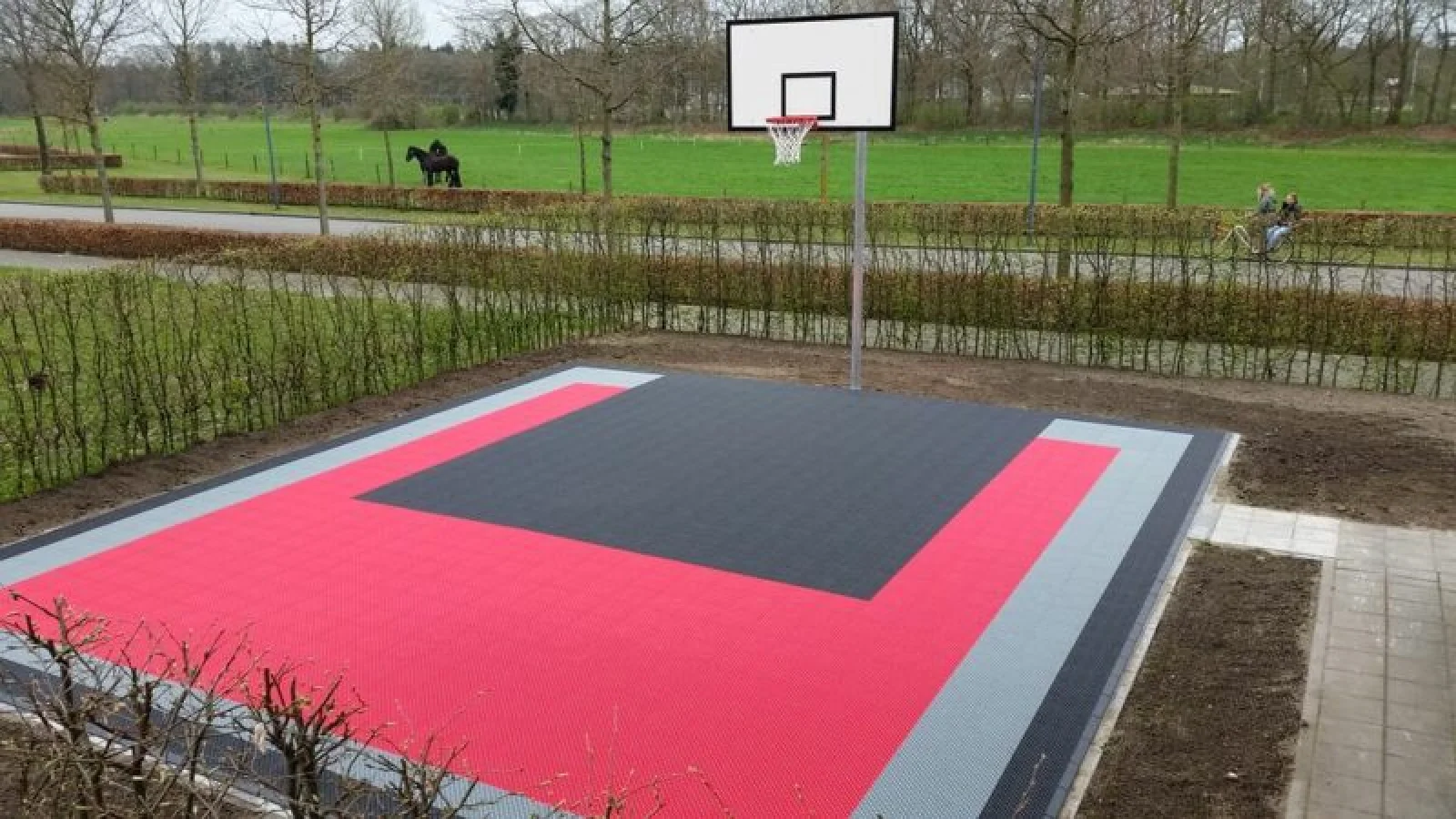 Outdoor basketbalcourt met modulaire sportvloer