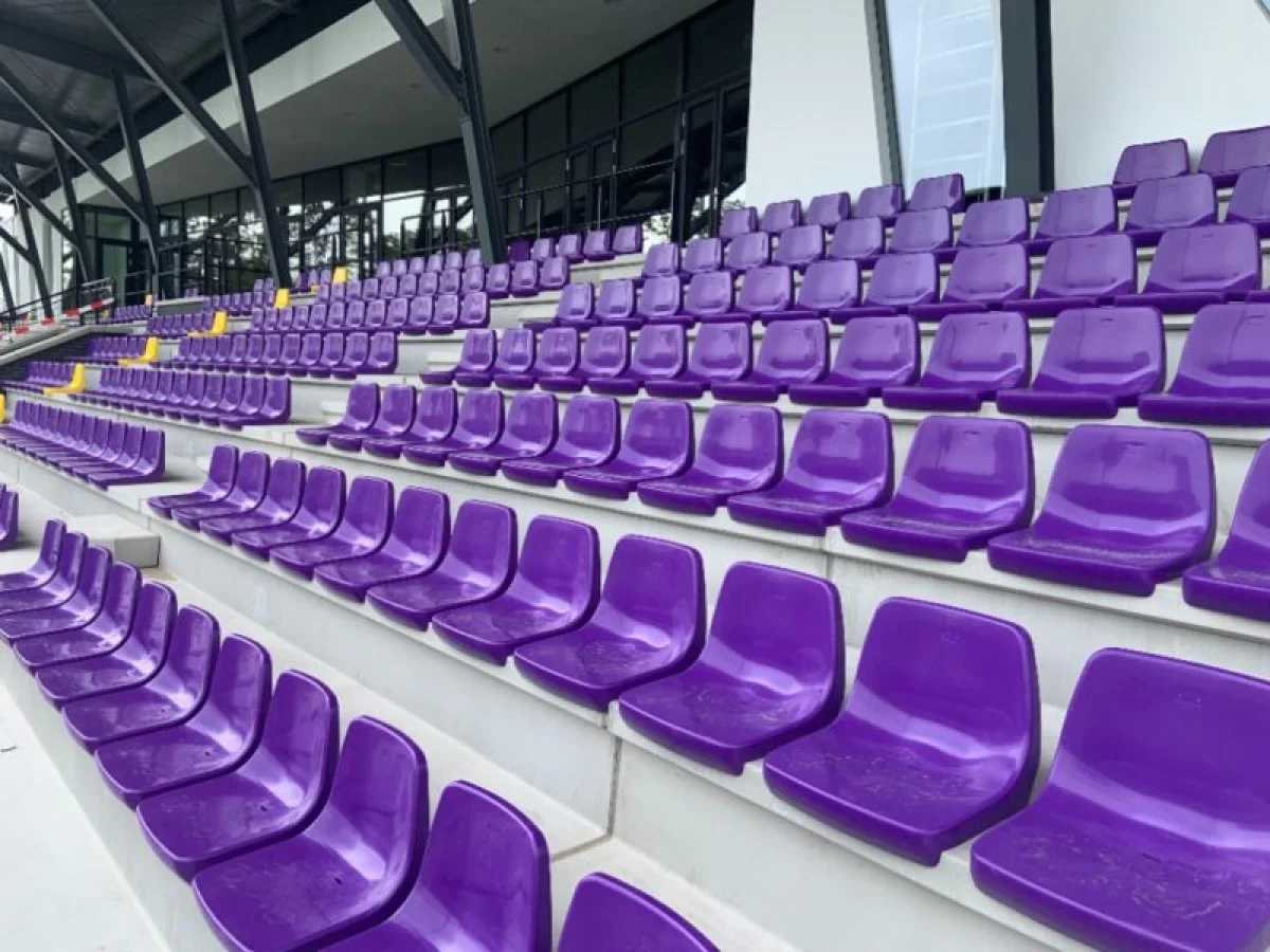 Tribune met tribunestoelen bij amateurvoetbalclub VVSB