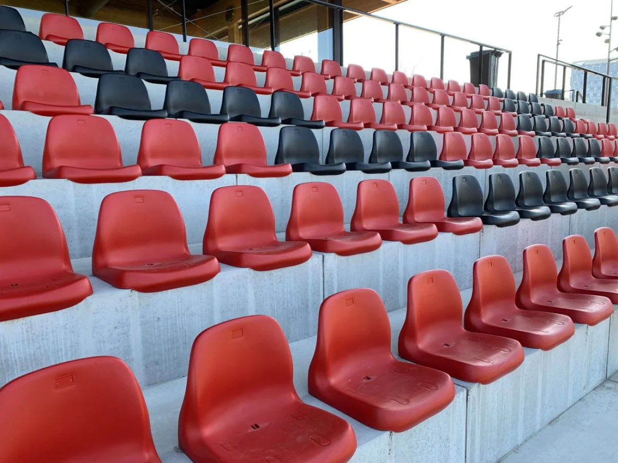 Tribunestoelen bij een amateurvoetbalclub